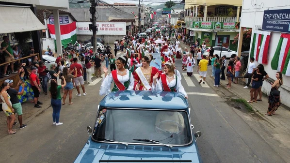 Gastronomia é o ponto alto do evento, que movimenta a cidade até domingo (31) com pratos típicos, desfiles e shows nacionais