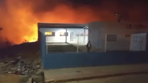 Fogo durou mais de quatro horas, chegou perto da unidade escolar e de postes de energia, mas foi contido sem deixar feridos