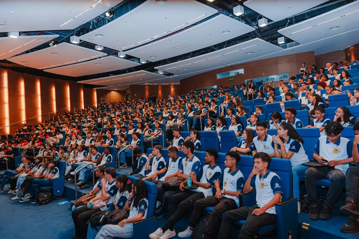 A NauFest é um espaço onde estudantes podem descobrir seu caminho explorando tópicos como IA, empreendedorismo e sustentabilidade. 
