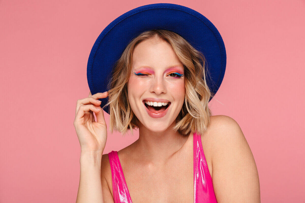 A maquiagem colorida deixa o look mais alegre (Imagem: Dean Drobot | Shutterstock)