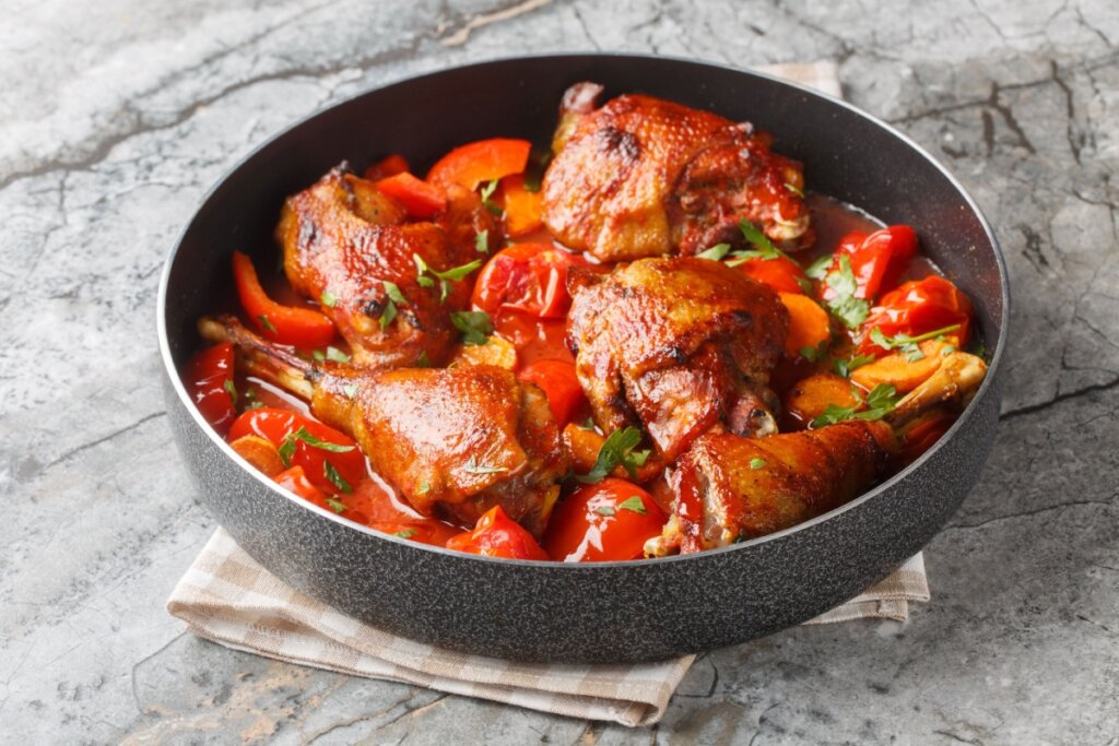 Frango ensopado com legumes no molho de tomate (Imagem: Sergii Koval | Shutterstock)
