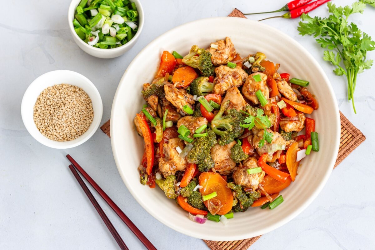 Frango salteado com legumes (Imagem: Ravsky | Shutterstock)