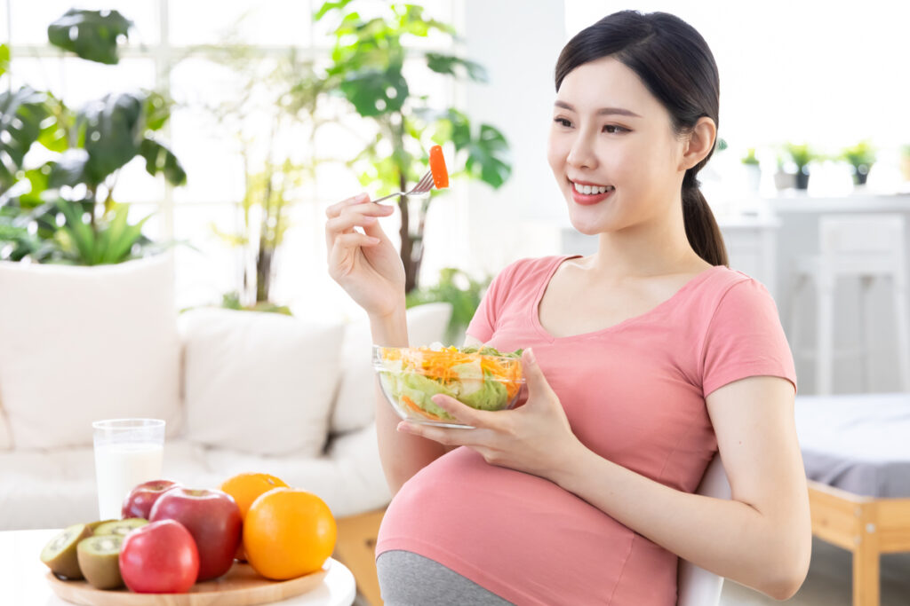 Manter uma dieta balanceada garante os nutrientes necessários ao desenvolvimento fetal (Imagem: geargodz | Shutterstock)