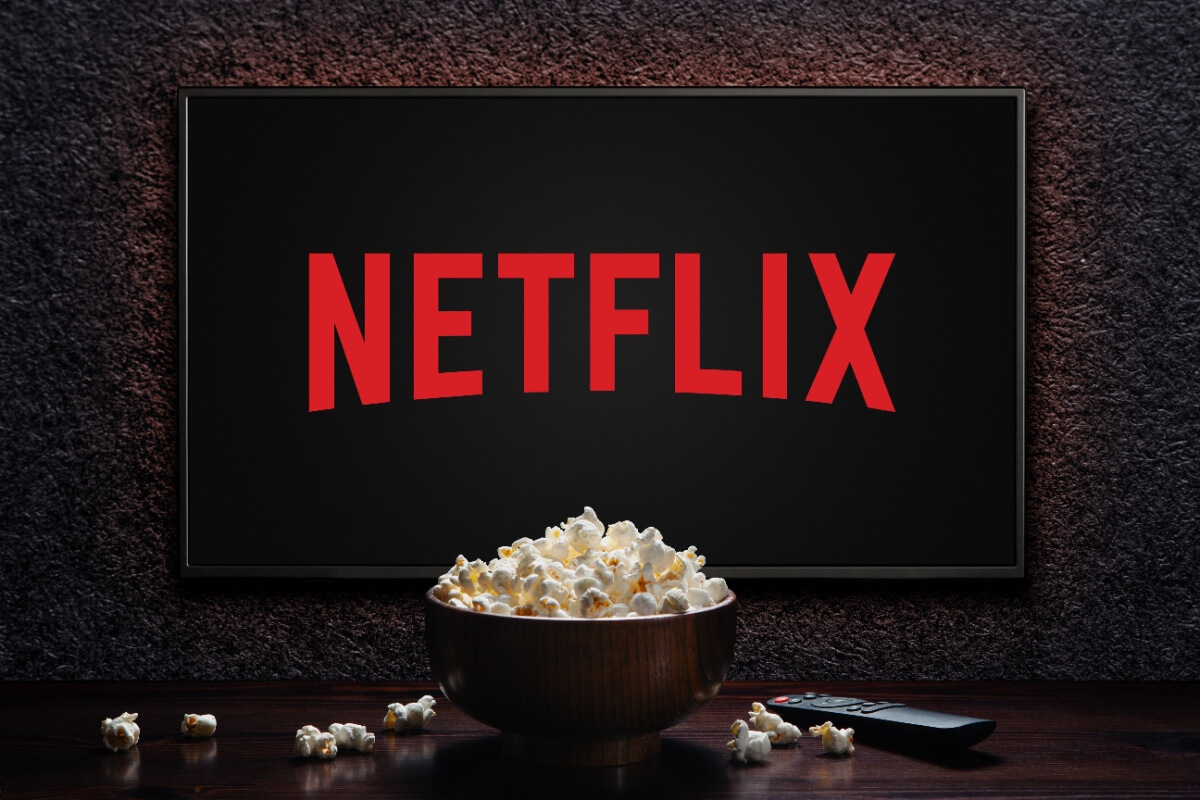 O catálogo da Netflix em setembro chega renovado, trazendo séries e filmes que transitam entre diferentes gêneros (Imagem: Hamara | Shutterstock)