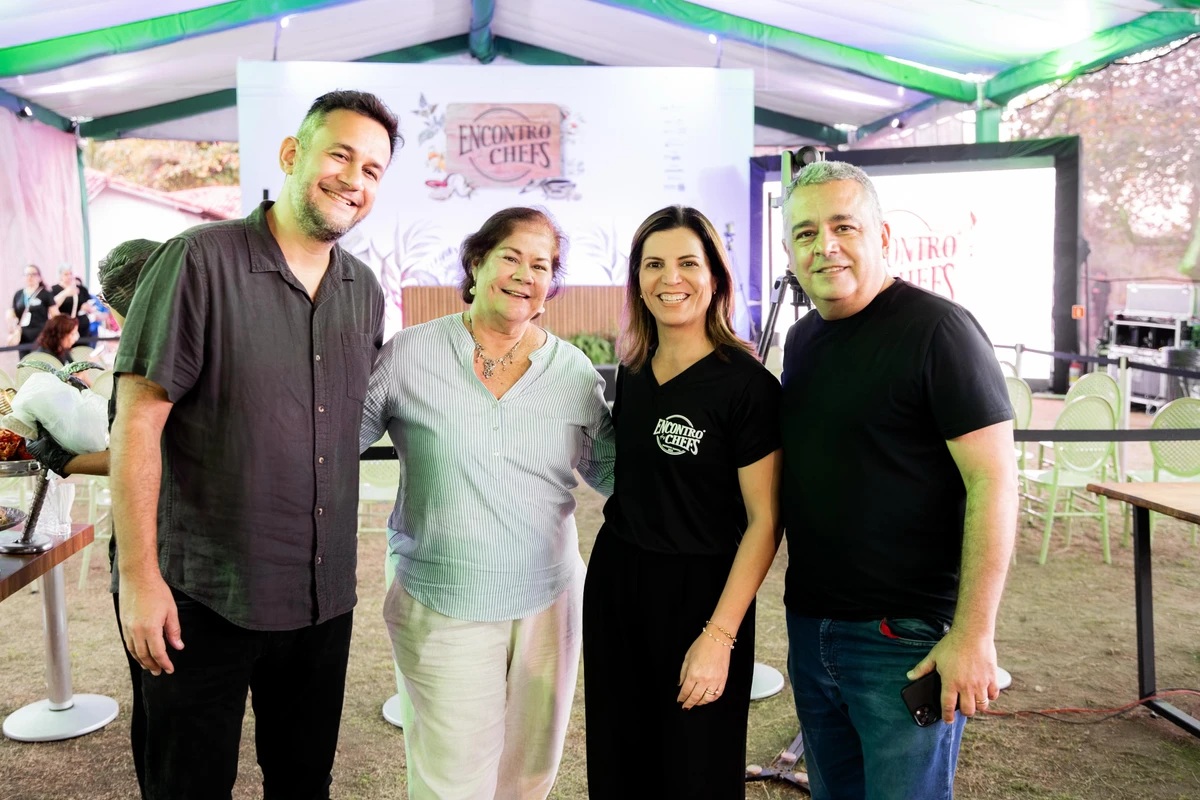 O Secretário da Cultura do Espírito Santo, Fabricio Noronha, e a primeira dama do Estado, Maria Virgínia Casagrande, com os os organizadores do Encontro das Chefs, Érica Semião e Raimundo Nonato