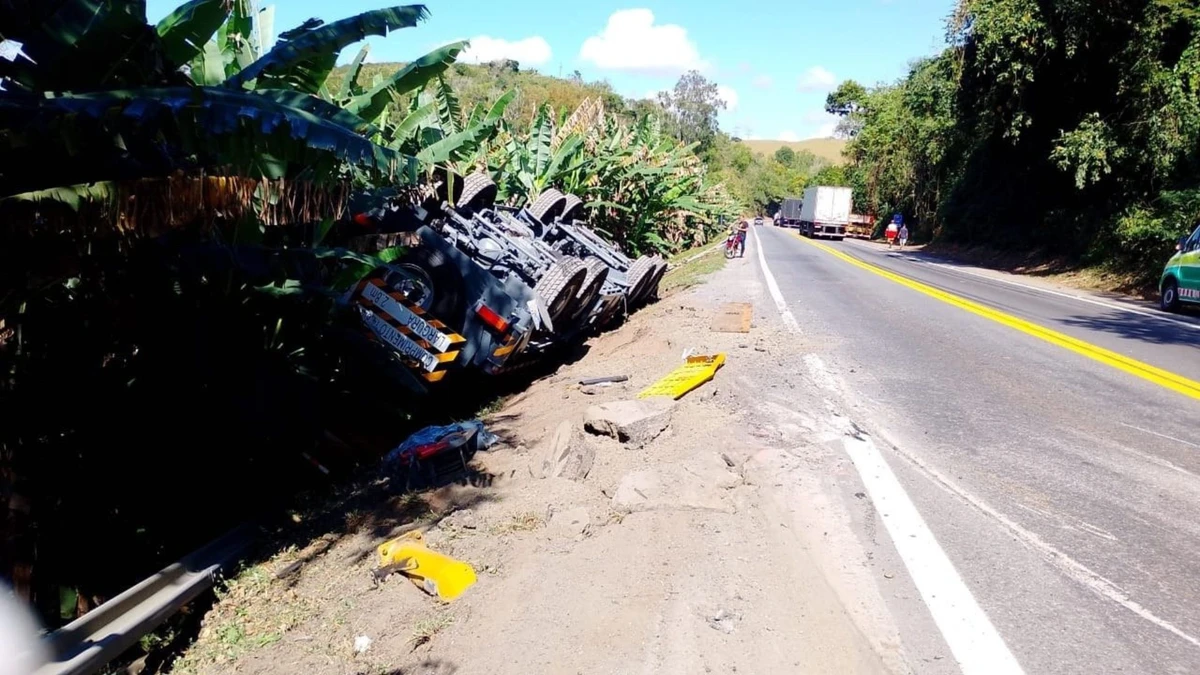 Trecho da BR 101 em Rio Novo do Sul está interditado para remover caminhão