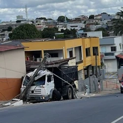 Colisão ocorreu na Avenida Luiz Cândido Durão e uma pessoa precisou de resgate do Corpo de Bombeiros
