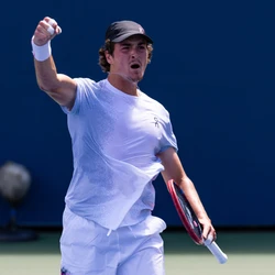 A derrota em sets diretos para Tomas Machac na segunda rodada do US Open marcou o fim do primeiro ano de João Fonseca disputando os quatro Grands Slams.