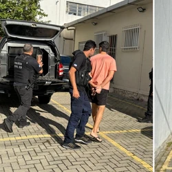 Além do crime de stalking, o homem ainda é suspeito de praticar ameaça, violência psicológica e falsidade ideológica; ele foi preso no bairro Jardim da Penha