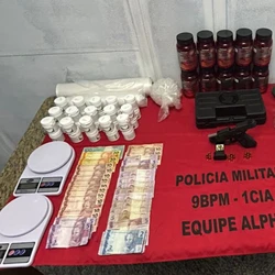 Ação da Polícia Militar no bairro Nossa Senhora da Penha apreendeu uma pistola 9 mm, crack, maconha, ecstasy e insumos para preparo das drogas; um homem conseguiu fugir