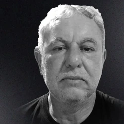 Paulo Sérgio Bins, de 56 anos, se envolveu em uma briga, caiu e bateu a cabeça em um degrau de um ônibus; homem envolvido na confusão prestou depoimento e foi liberado pela polícia