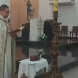Padre teria se recusado a dizer nome Yaminah, de origem muçulmana; arquidiocese nega