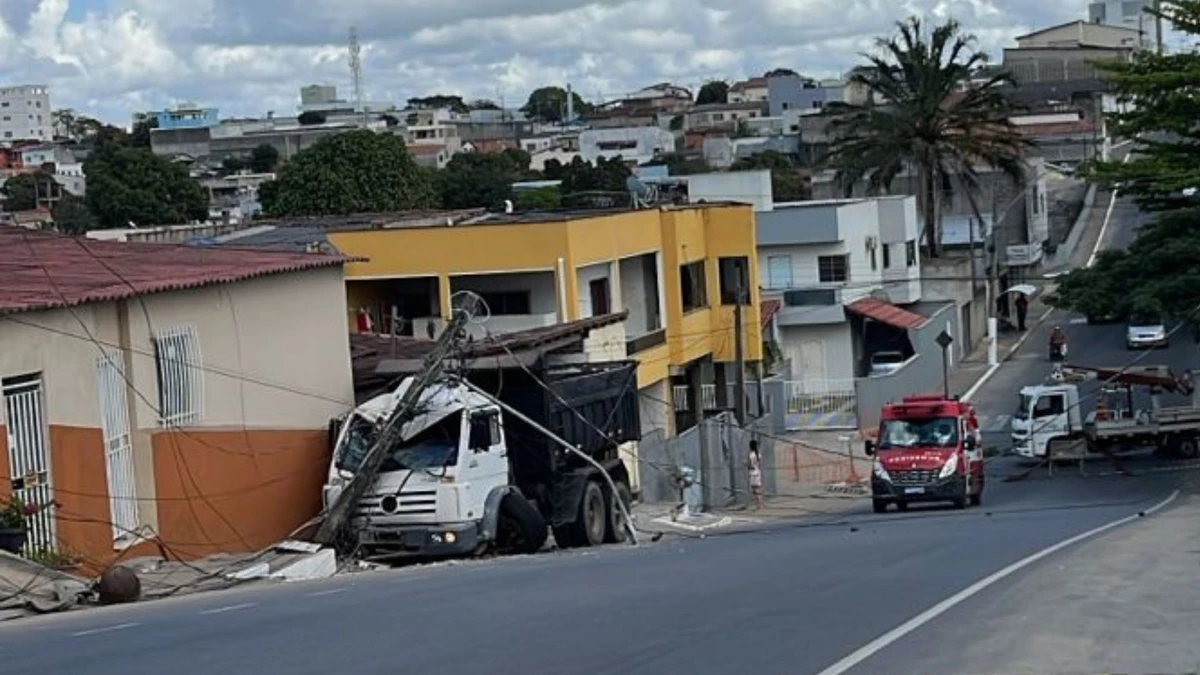 A frente do caminhão ficou destruída com o impacto da batida.