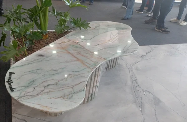 Mesa de canto em formato orgânico. Crédito: Karine Nobre