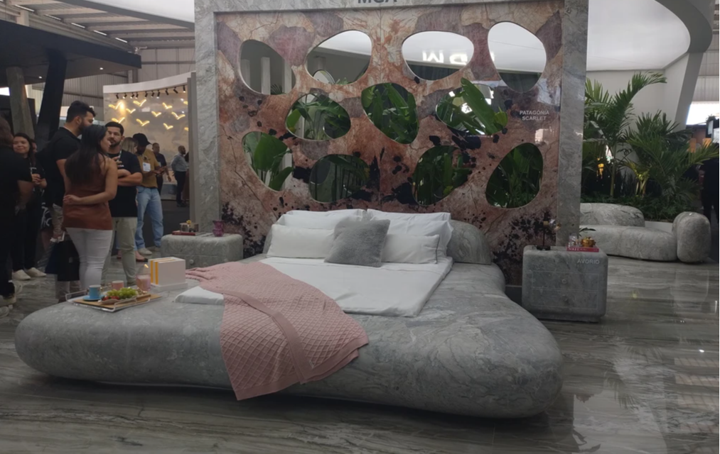 Cama esculpida em pedra maciça: formatos maiores estão em alta . Crédito: Karine Nobre