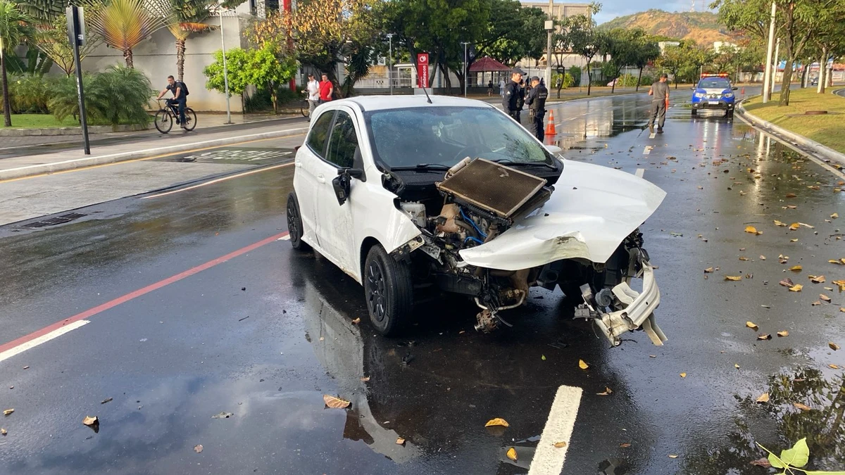Carro destruído após rodar na pista na Avenida Nossa Senhora dos Navegantes, na Enseada do Suá, em Vitória