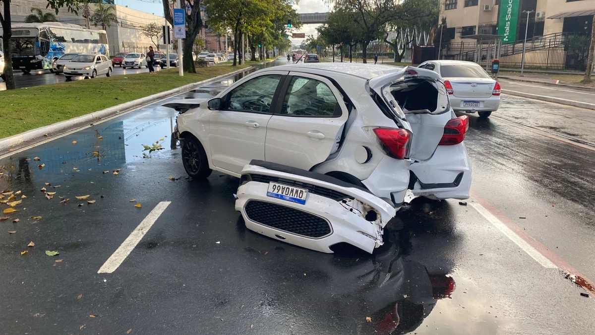 Carro destruído após rodar na pista na Avenida Nossa Senhora dos Navegantes, na Enseada do Suá, em Vitória