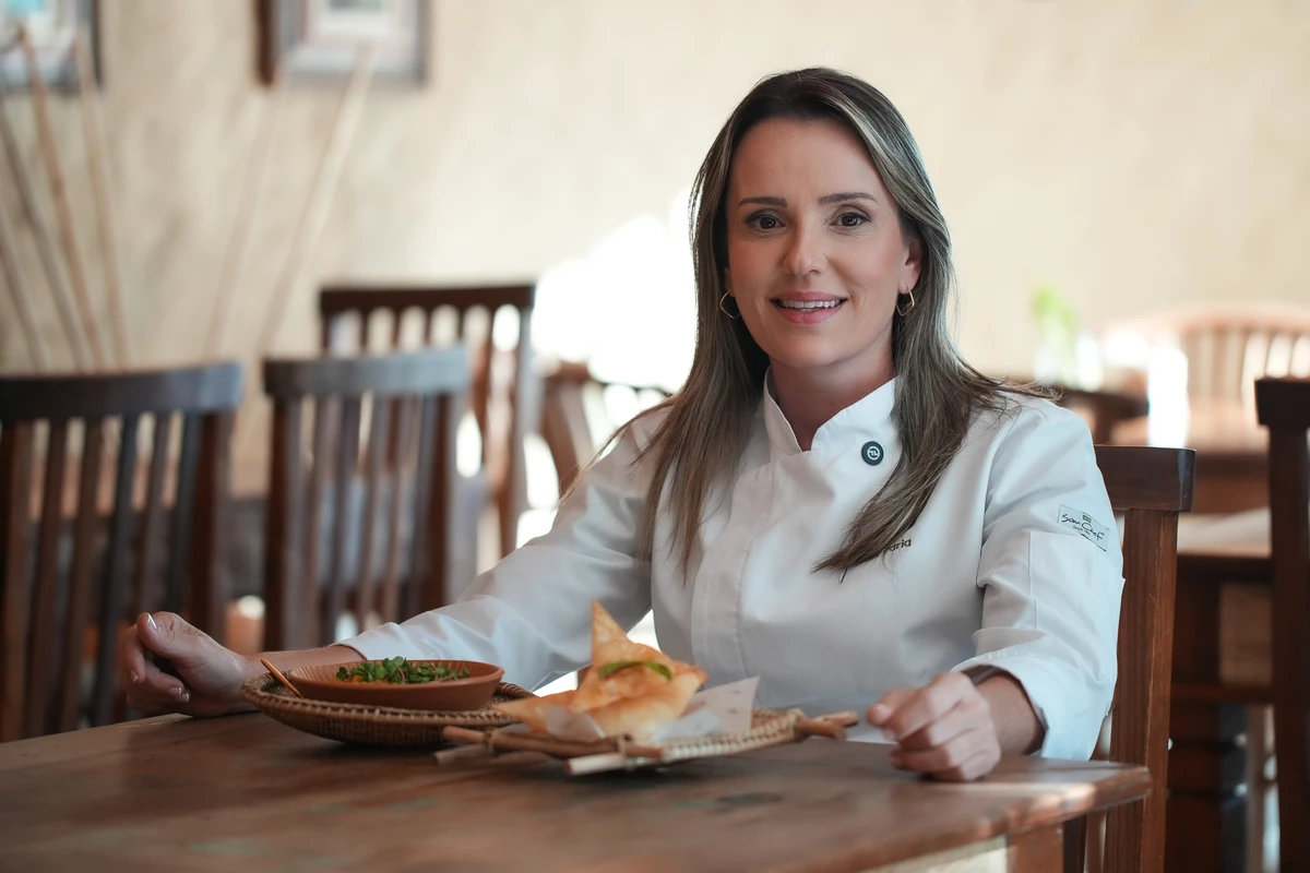 Chef Júlia Faria e o prato moma de siri com massa de pastel