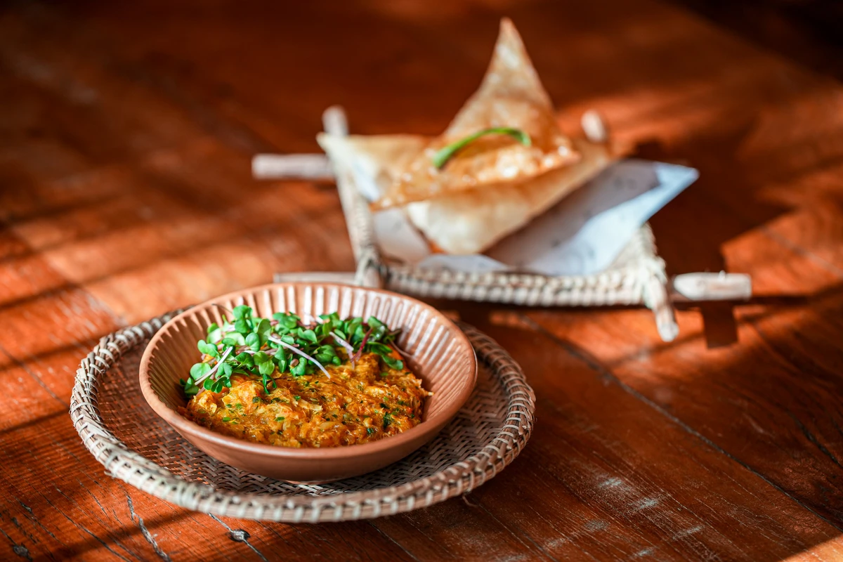 Chef Júlia Faria e o prato moma de siri com massa de pastel