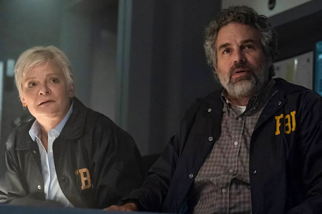 “Task” acompanha a história de um agente do FBI, que tenta encerrar uma onda de assaltos a pontos de venda de drogas no subúrbio da Filadélfia (Imagem: Reprodução digital | HBO Max)