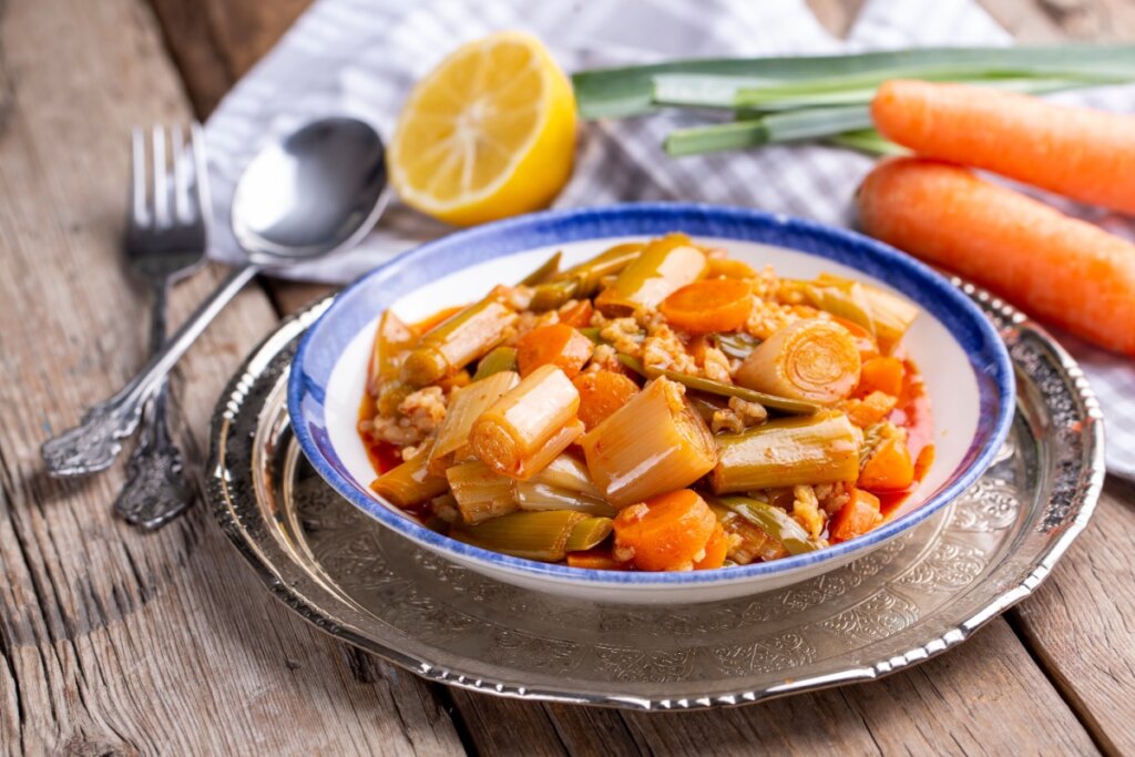 Alho-poró turco com azeite (Imagem: Esin Deniz | Shutterstock)