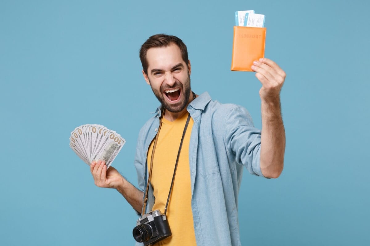 Com a baixa do dólar, este é o momento ideal para economizar na viagem (Imagem: ViDI Studio | Shutterstock)