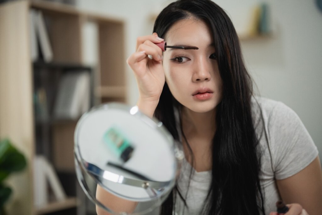 Pentear os fios com uma escovinha ajuda a alinhar a sobrancelha (Imagem: WPixz | Shutterstock)