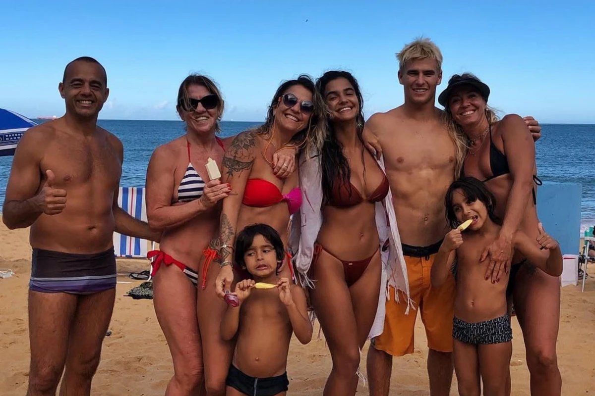 Na foto, Julia Muniz, o esposo e surfista Jack Robinson estão curtindo praia em Vila Velha junto com a família