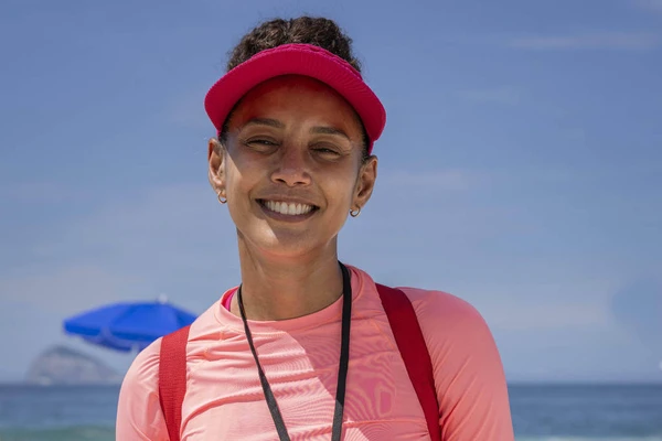 Raquel (Taís Araujo) volta a vender sanduíches na praia após levar golpe de Odete Roitman e perder tudo