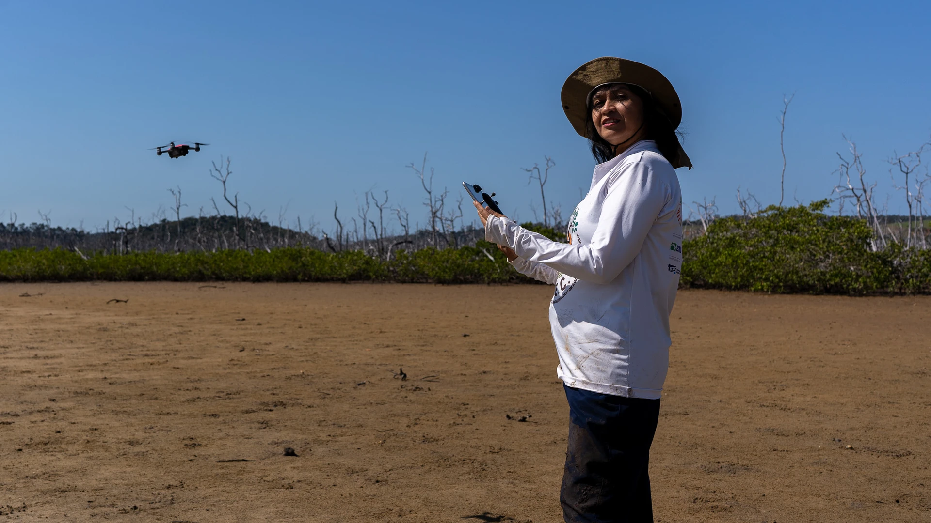 Helia Spinoza trabalha com monitoramento no manguezal atingido em Aracruz
