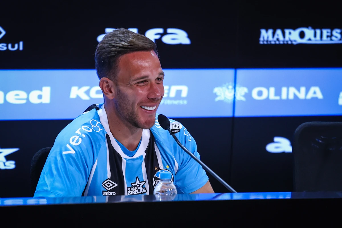 Arthur foi apresentado como novo reforço do Gremio para a temporada 2025