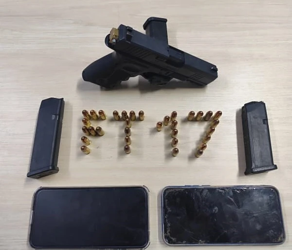 Durante a ocorrência foi apreendida uma pistola calibre 9mm, dois carregadores, 33 munições 9mm e um celular