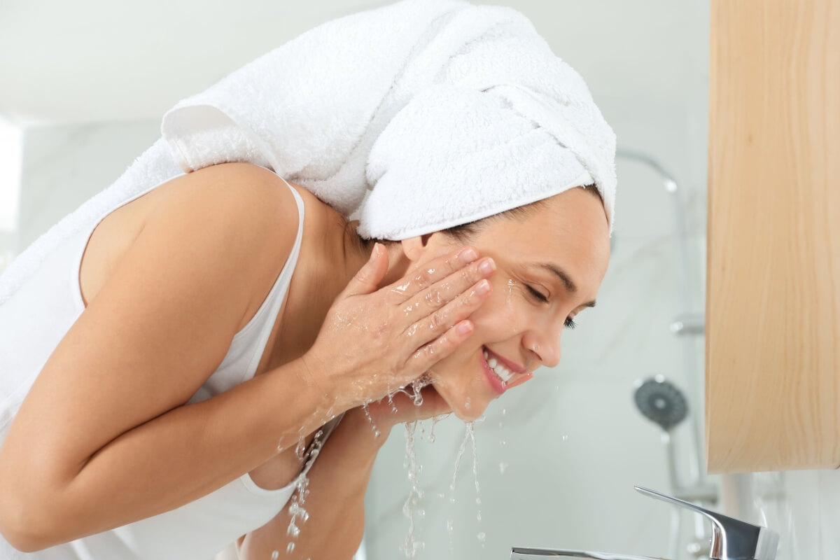 Cuidar da pele é essencial para garantir um bom resultado na maquiagem (Imagem: New Africa | Shutterstock) 