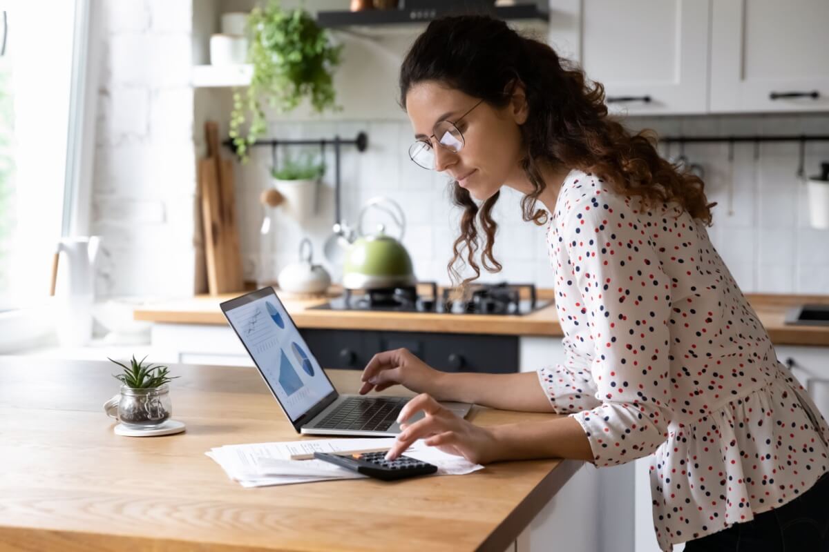 É importante organizar as finanças para evitar o endividamento (Imagem: fizkes | Shutterstock)