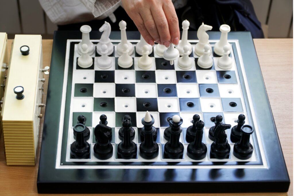 Jogos adaptados estimulam o raciocínio lógico, a concentração e a memória (Imagem: slexp880 | Shutterstock)