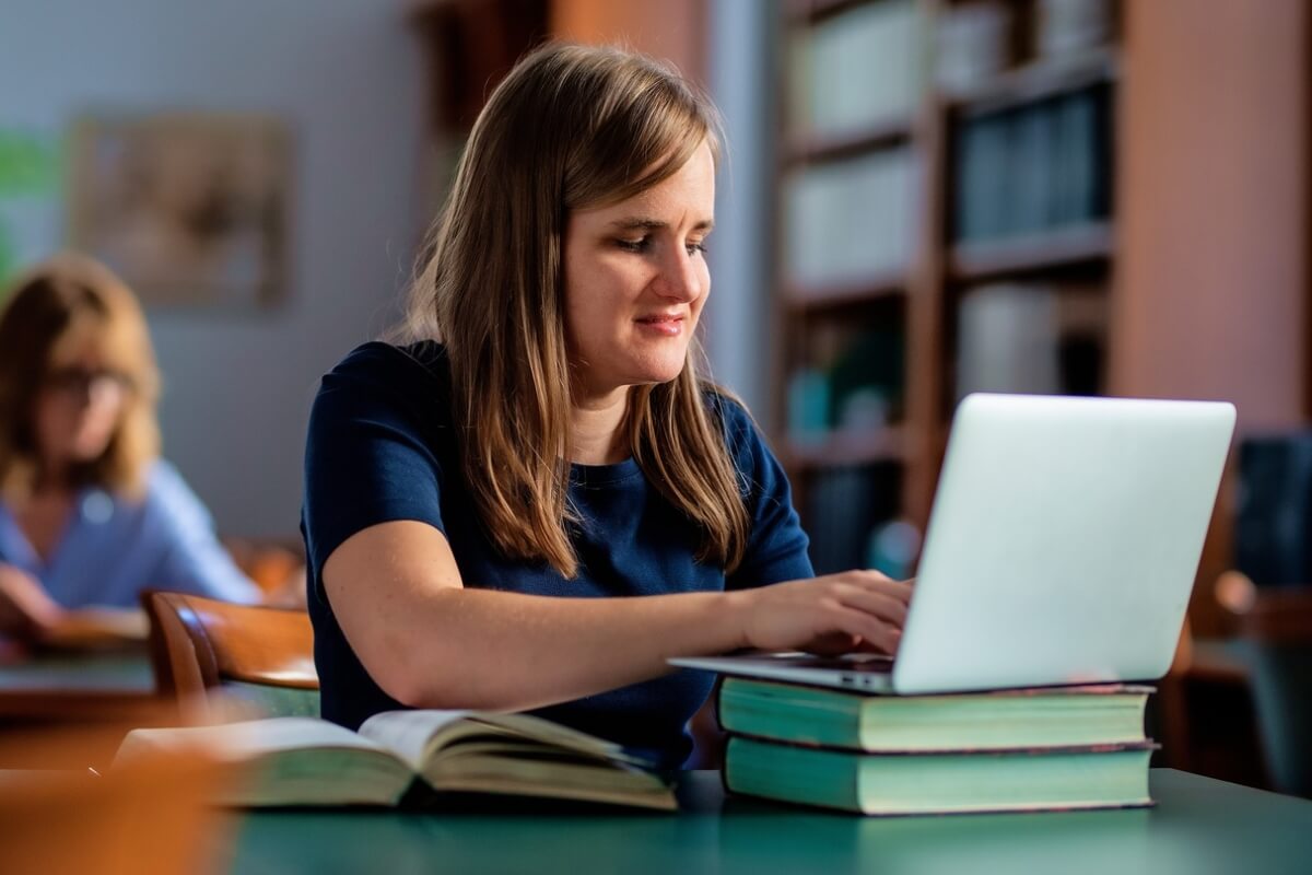 Recursos de acessibilidade para pessoas com deficiência visual oferecem autonomia e ampliam a participação social (Imagem: Kinga | Shutterstock)