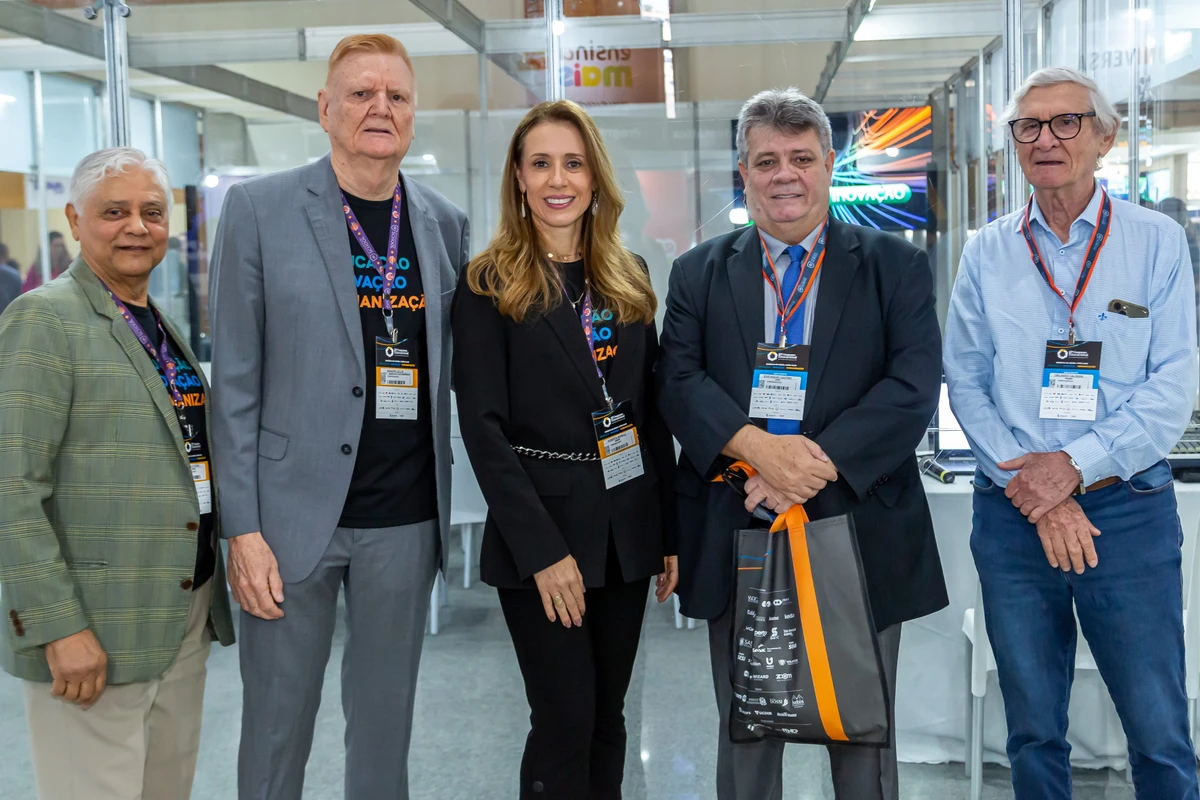 Geraldo Diório, Moacir Lellis, Roberta Bonelli, Eustáquio de Castro, reitor da Ufes, e Orlando Caliman