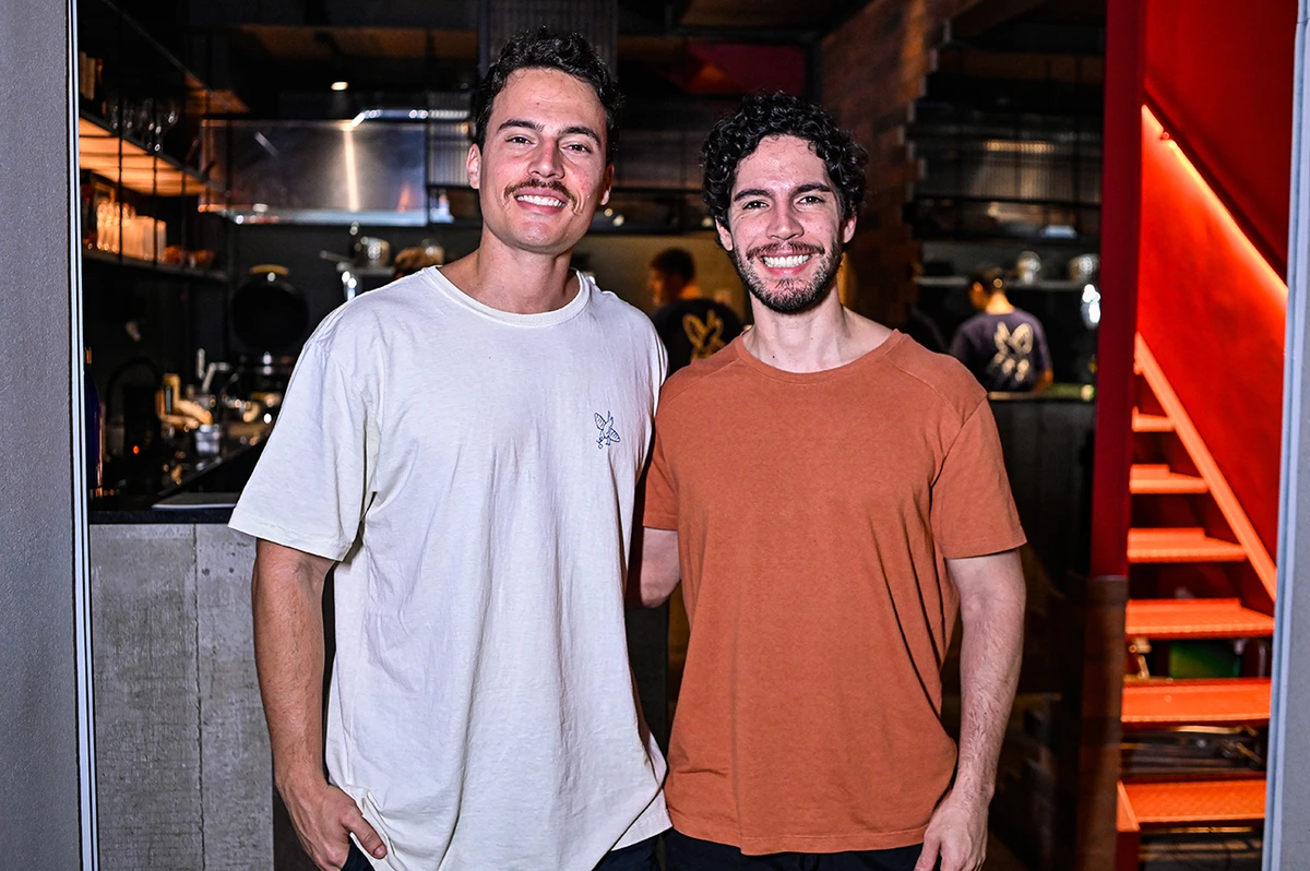 Os irmãos Caio e Caique Miranda Simões receberam convidados em seu novo gastrobar Cuco