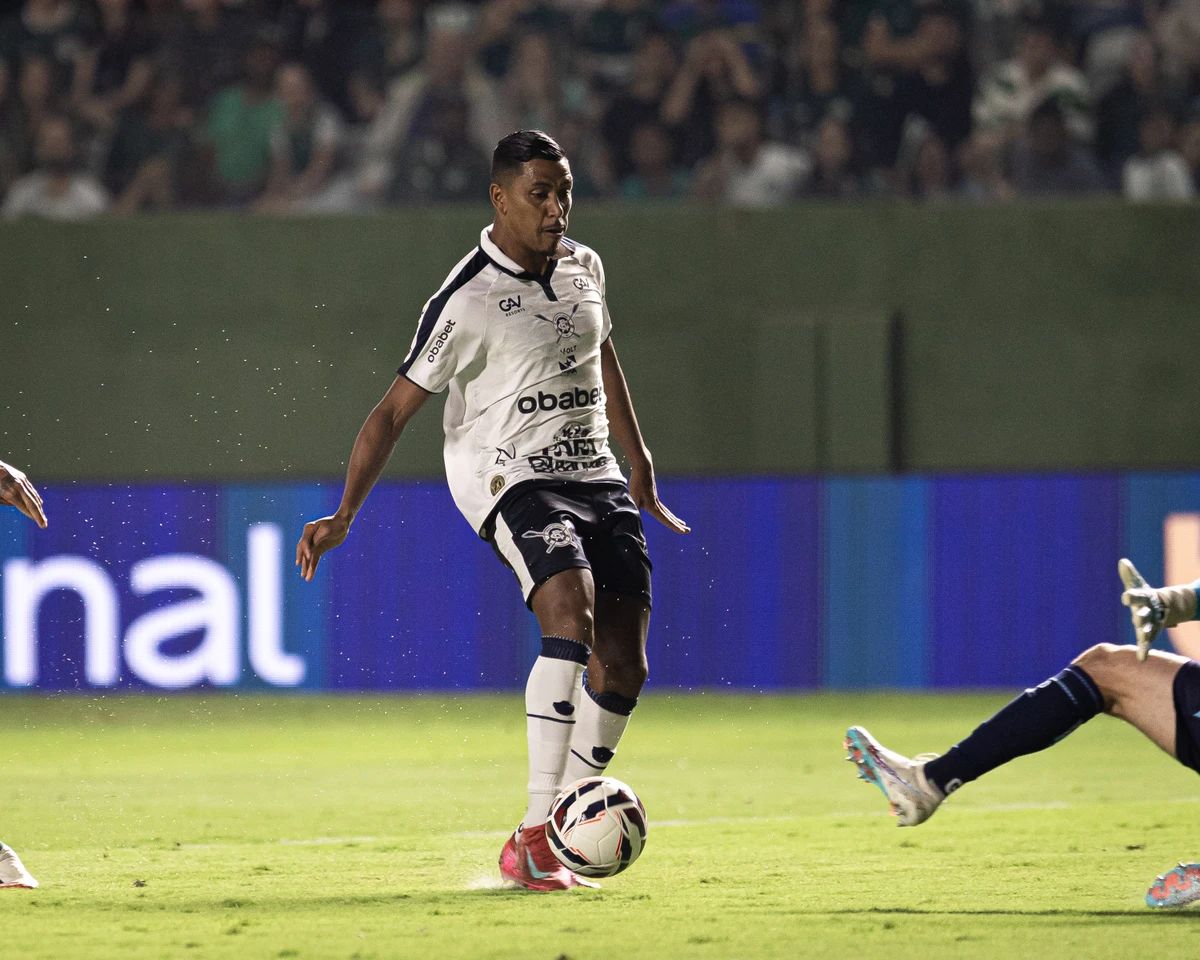 Pedro Rocha comemora seu gol durante partida contra o Goias no estadio Serrinha pelo campeonato Brasileiro B 20255