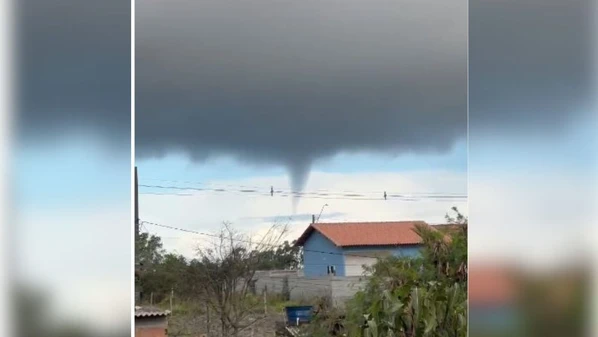 O fenômeno foi registrado por vários leitores de A Gazeta, que compartilharam vídeos nas redes sociais; logo depois, uma forte chuva atingiu a região