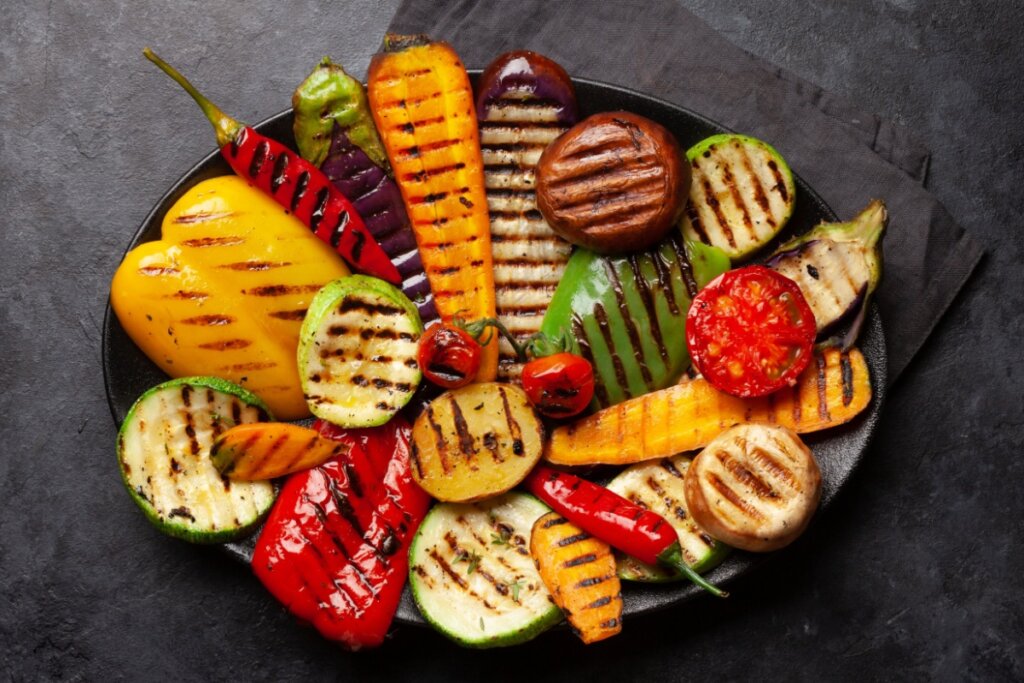 Salada de legumes grelhada (Imagem: evgeeenius | Shutterstock)