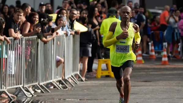 Mais de 3 mil atletas participaram das provas de 21 km e 42 km neste domingo (31), em Vitória