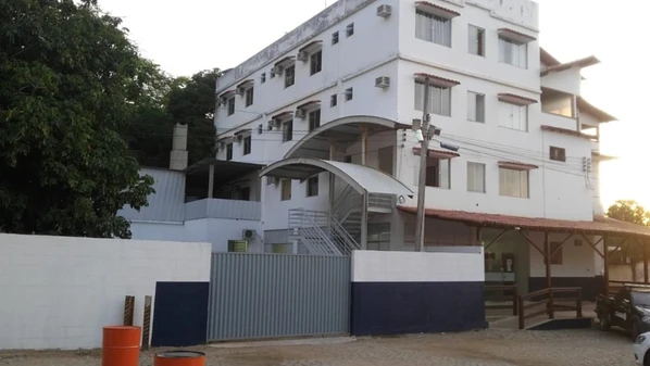 Suspeito invadiu a casa e atacou a ex-companheira com uma faca; a filha dela interveio para defender a mãe e acabou agredida com uma ripa de madeira