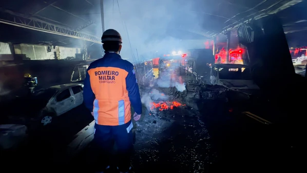Trabalho de combate às chamas durou cerca de quatro horas; causa do incêndio ainda é desconhecida