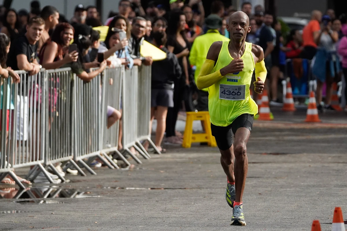 Cenas da maratona e da meia maratona de Vitória
