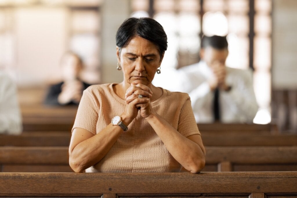 As orações ajudam a trazer clareza para as decisões da vida (Imagem: PeopleImages.com – Yuri A | Shutterstock)