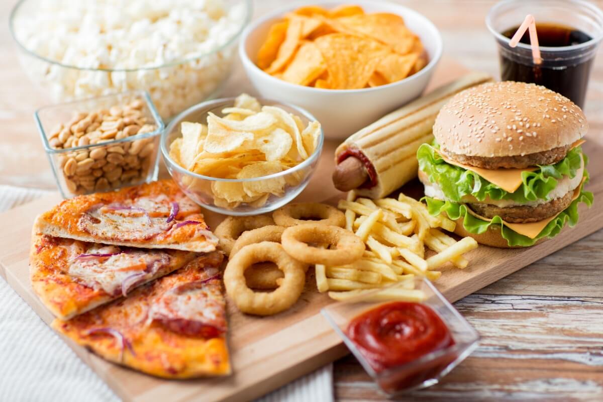 O consumo excessivo de alimentos ultraprocessados pode prejudicar a saúde (Imagem: Ground Picture | Shutterstock)