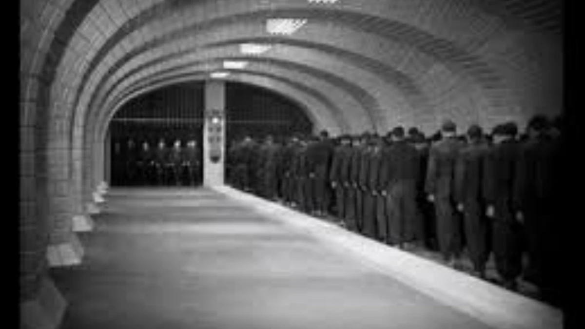 Fila de trabalhadores nos subsolos da cidade de Metrópolis