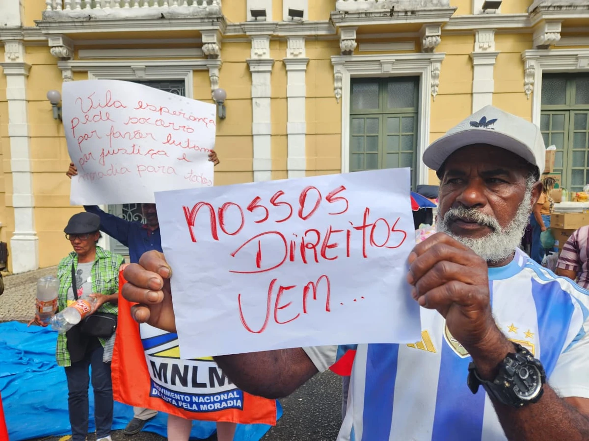 Manifestantes de Vila Esperança em frente ao Palácio Anchieta, em Vitória