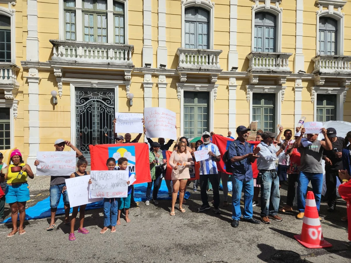 Manifestantes de Vila Esperança em frente ao Palácio Anchieta, em Vitória
